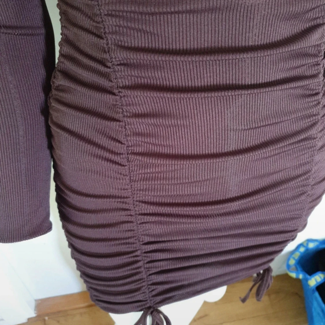 Brun ribbad omlottklänning med snörning - 3