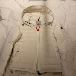 Moncler Rook giubbotto vit - Säljer nu min vita moncler Jacka som är för liten för mig , väll omhändertagen inga defekter ,storlek 1 jag har S normalt sätt jag skulle säga att om du har mellan S och XS då passar den här jackan dig , har massor av bilder så fråga era frågor (OBS pris kan diskuteras )