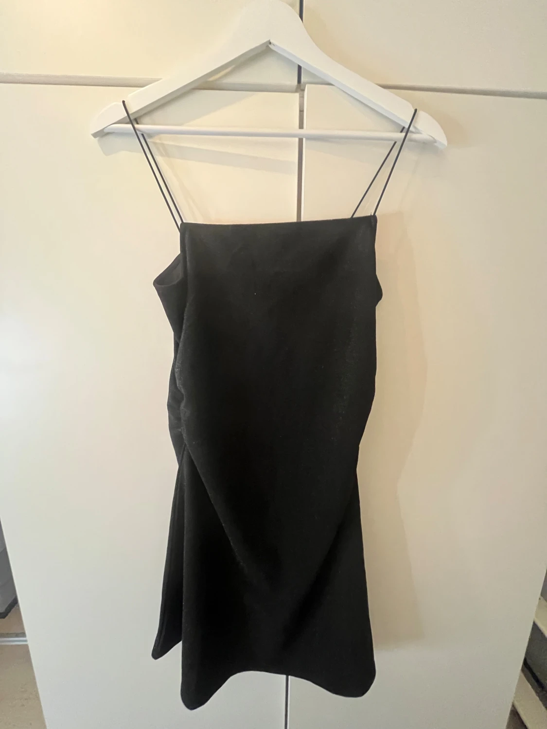 Svart klänning med tunna axelband H&M - 1