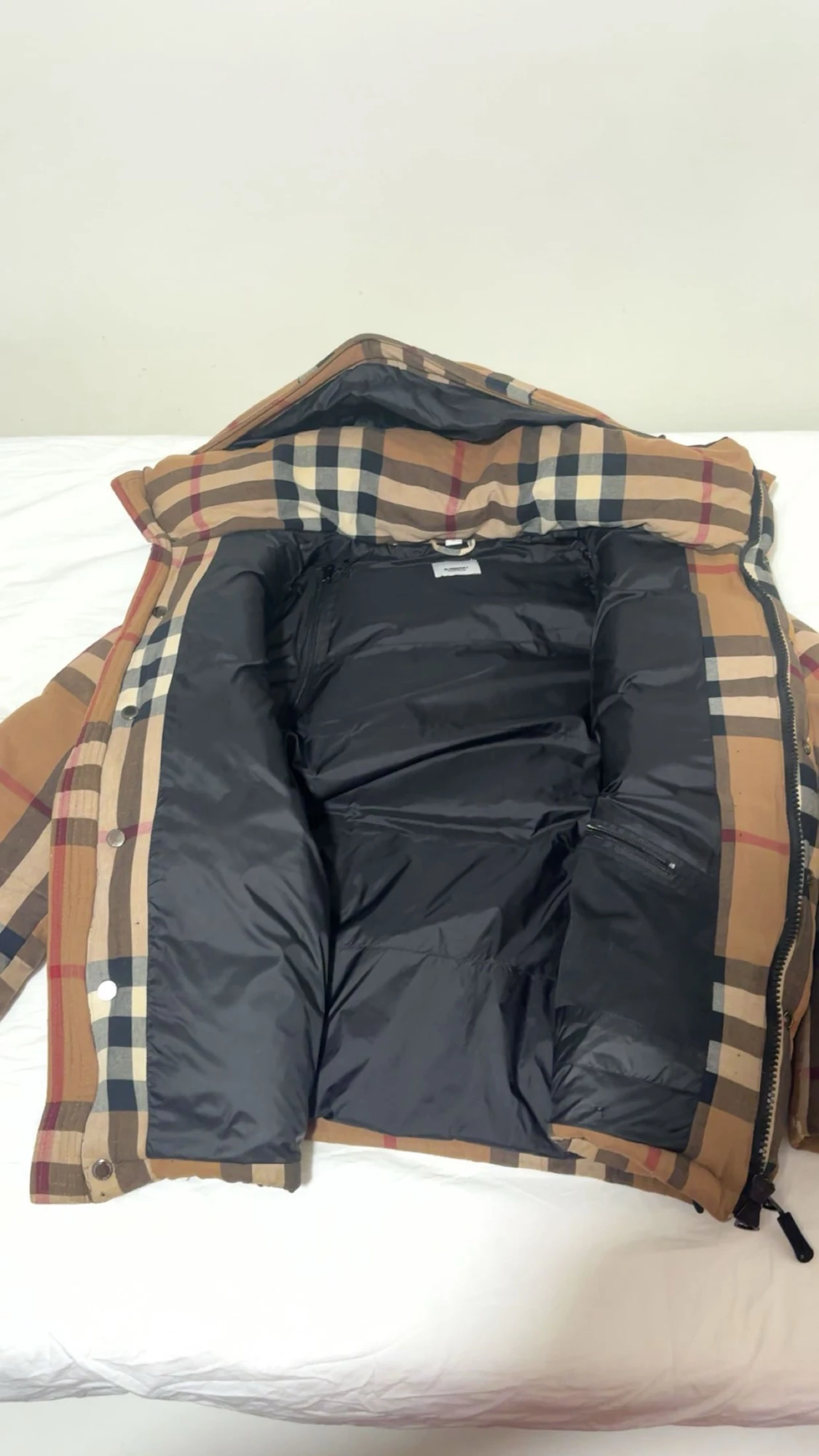 Rutig pufferjacka med huva