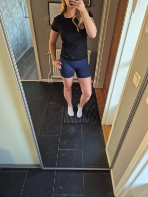 Svart träningst-shirt  - Svart träningst-shirt som passar till allt❣️