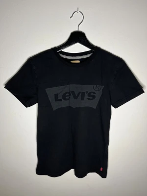 Levis t-shirt svart - Svart Levis t-shirt i bra skick men har litet hål i baksidan, pm vid intresse.  Storlek: 16