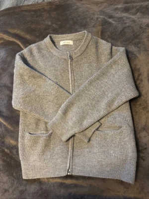  stickad kofta - Säljer en grå stickad kofta från Alucedudu i storlek L.  Men passar perfekt som lite oversized M, den är i super gott sick och är perfekt för nu i vinter😚