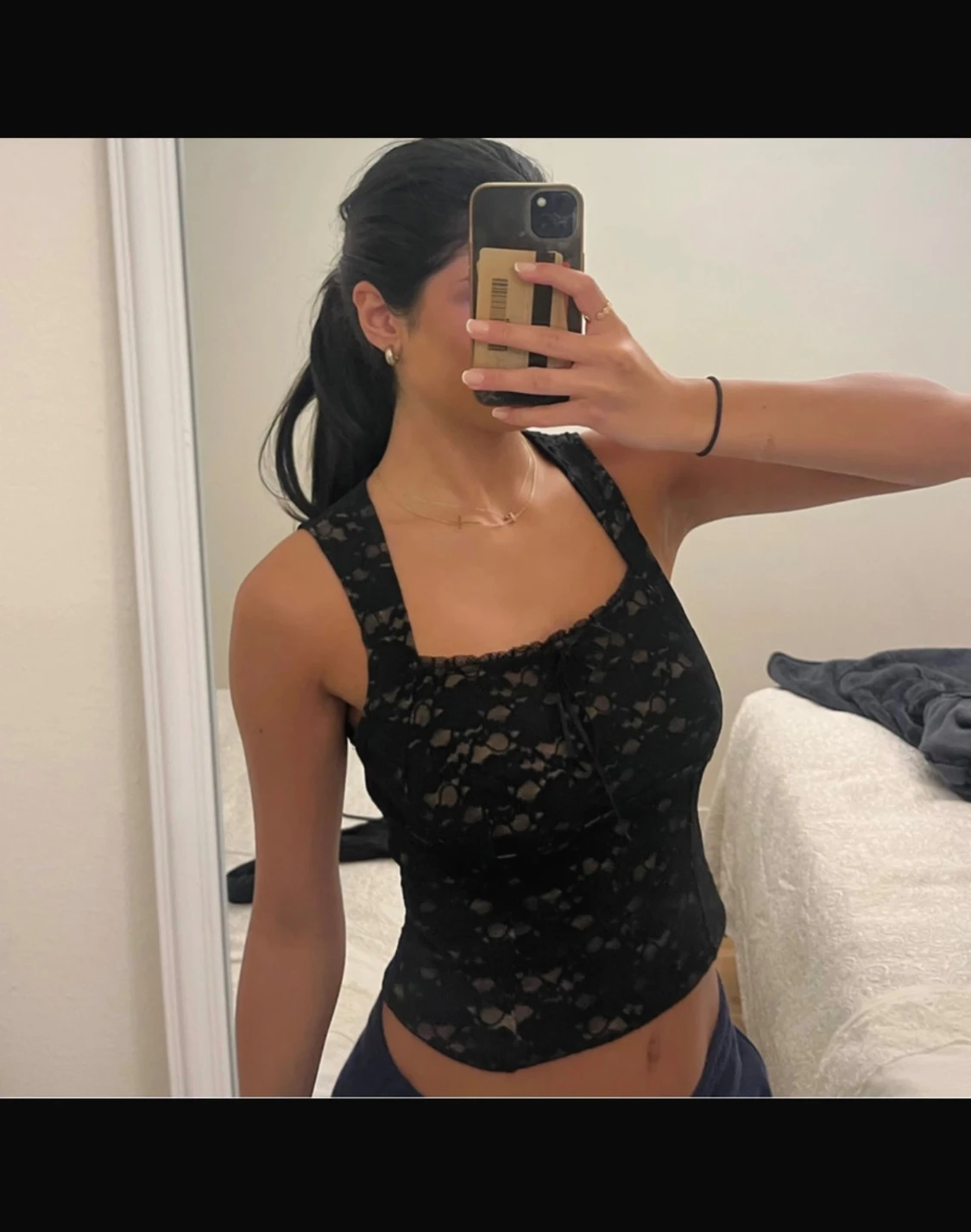 Svart spetsig ärmlös blus med rosett