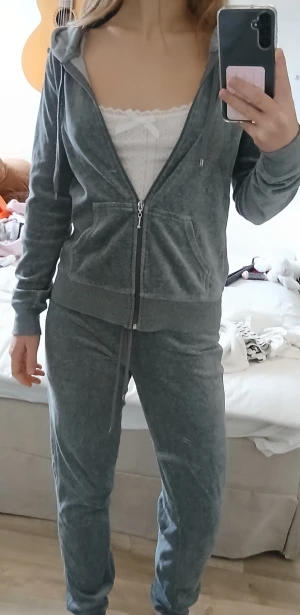 Grå sweatpants och grå zip up hoodie. - Set som är grå sweatpants och en grå zip-up hoodie. Passar bra till hösten/ vintern. Man får både tröjan och byxorna.