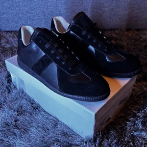Maison Margiela Skor - Säljer ett par riktigt cleana Maison Martin Margiela skor i nytt skick alltså 10/10!   Storlek 43   Låda och dustbag medföljer!   Tveka inte på att höra av er vid fler frågor      Mvh