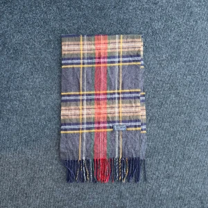 Burberry scarf - Burberry-scarf som är 100% äkta. Mindre defekter kan förekomma enligt bild men inget märkvärdigt då de är vintage. Snabb leverans och trygg handel då vi har 7 års erfarenhet i branschen. Vid frågor eller bud, skicka gärna ett meddelande. 1009