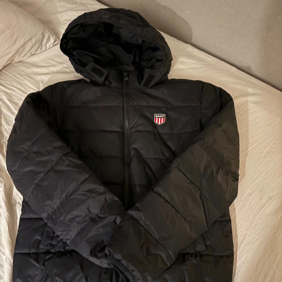 Svart pufferjacka från Gant med huva - 1