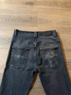 Nudie jeans slim fit W31 L34 - Tjena! Säljer dessa jeans då jag inte använder dom. Jeansen är riktigt snygga och passar perfekt till många outfits! Jeansen är i slim fit så de sitter lite mer tight än vanliga standard jeans. Vid funderingar och frågor så är du jätte välkommen att fråga!