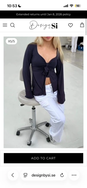 Mörkblå omlottopp med knyt - Snygg mörkblå omlottopp från Design by Si med lång ärm och djup v-ringning. Toppen har ett knyt framtill som ger en croppad look och framhäver midjan. Perfekt för dig som gillar trendiga och feminina detaljer.