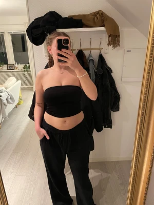 Svart bandåtopp - En svart bandåtopp ifrån Newyorker som är i nästintill nyskick💕