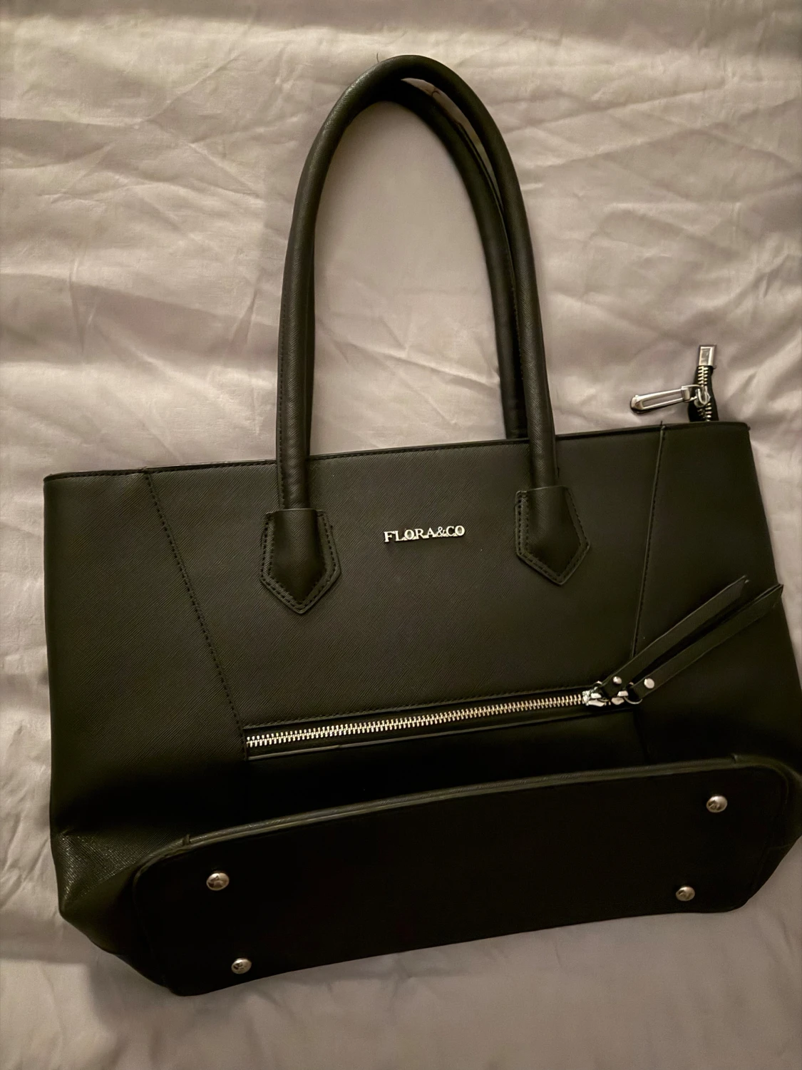 Svart handväska från Flora&Co