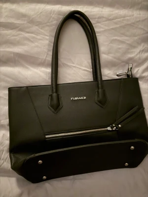 Svart handväska från Flora&Co - Jätte fin väska från flora&co som inte använts!