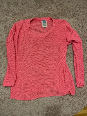 Rosa stickad tröja - Snygg rosa stickad tröja från WA Action Sports i storlek 40. Köpt second hand och använd av mig en gång. Lite nopprig men annars bra skick.