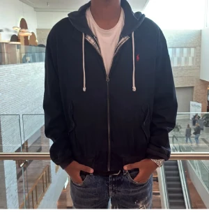 Svart bomberjacka från Polo Ralph Lauren - Hej, säljer min ralph lauren jacka i storlek M den passar bra till både hösten och vintern den är ganska säsongseffektiv då den är varm men inte för tunn heller. Knappt använd då jag har andra jackor jag använt och är fortfarande i väldigt bra skick✅ Skriv gärna om ni funderar på priset eller har frågor.