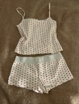 pyjamas sett med hjärtan  - en söt pyjamas i storlek 146-152. säljer toppen med shortsen tillsammans. de är från gina tricot. skriv om ni har frågor!