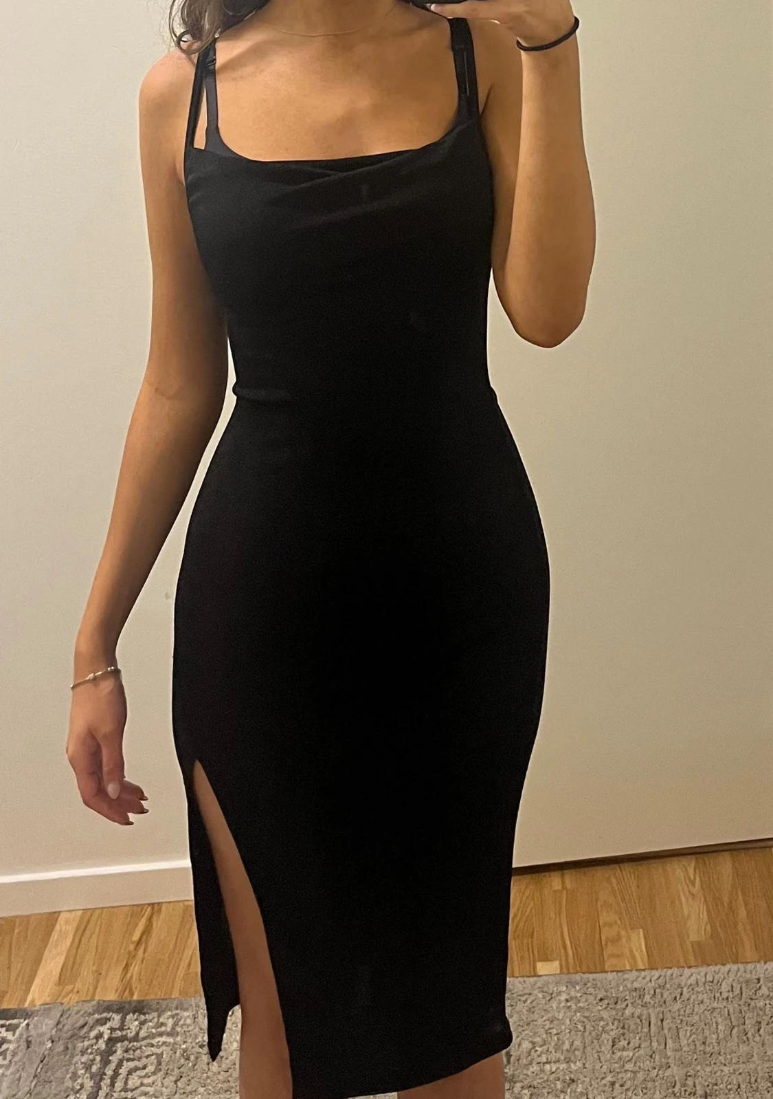 Svart midi klänning med slits