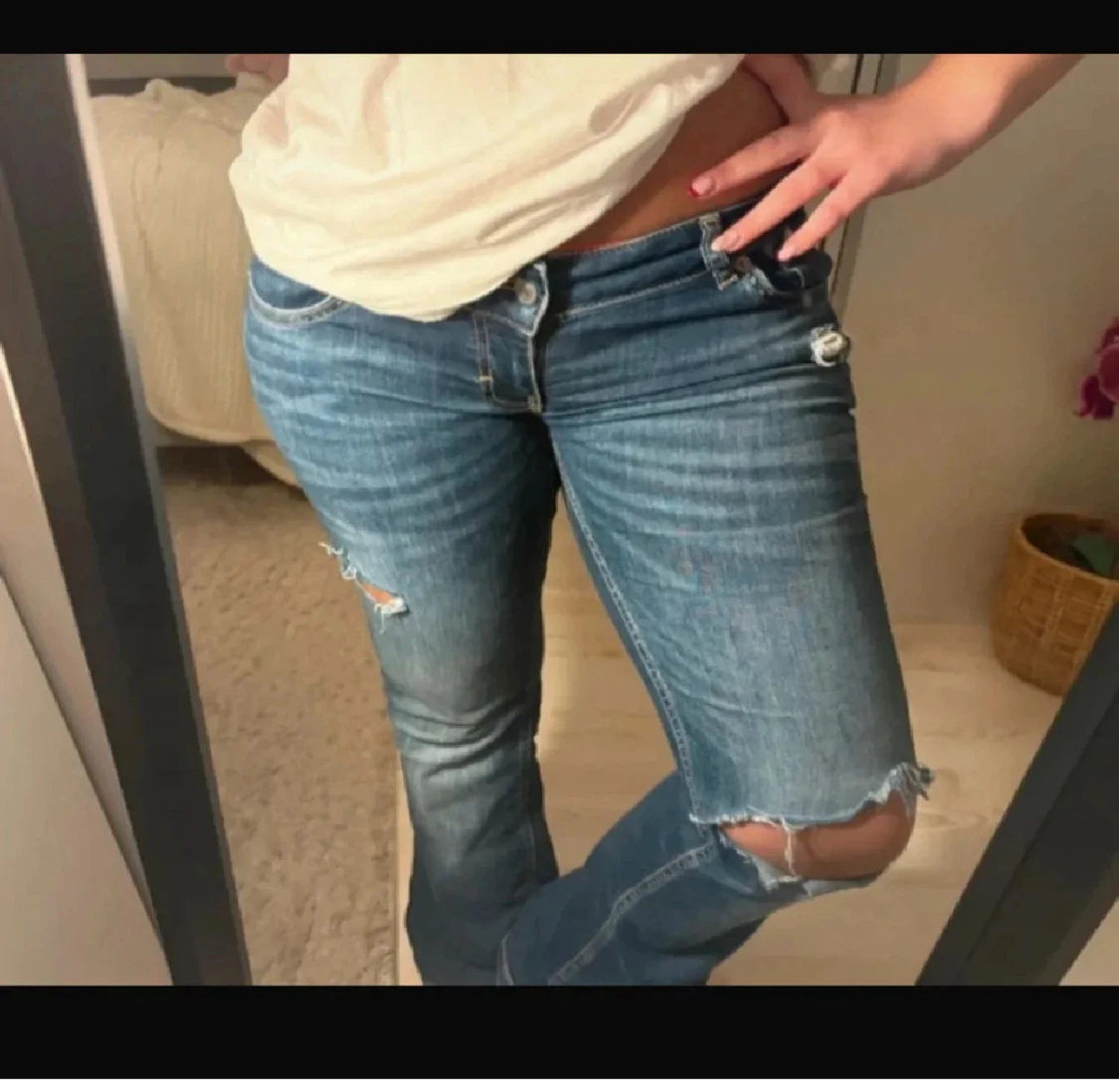 Blå bootcut jeans med slitningar - 1