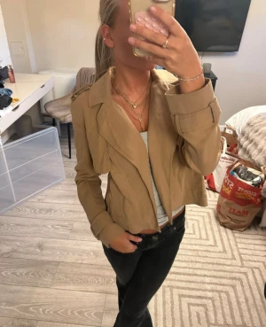Beige trenchcoat - Säljer denna jättefina beiga trenchcoat från Zara i strl 34💓I nyskick och lapp kvar! Säljer pga att jag har liknande. 