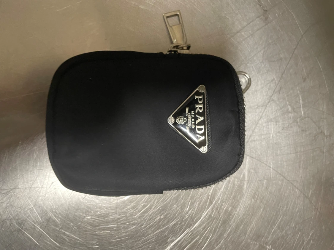 Svart axelväska från Prada med extra pouch - 6