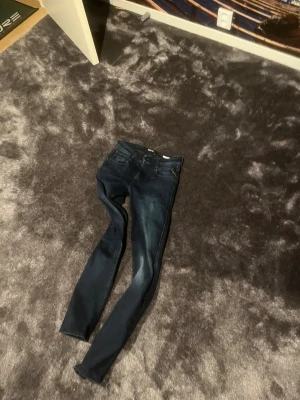 Replay jeans - Jag säljer ett par replay jeans då de har blivit för små. De har inga slitage och man märker inte att de är använda. Jeansen har en perfekt passform och är väldigt sköna. Det är storlek 30 i midjan och 32 i längden. 