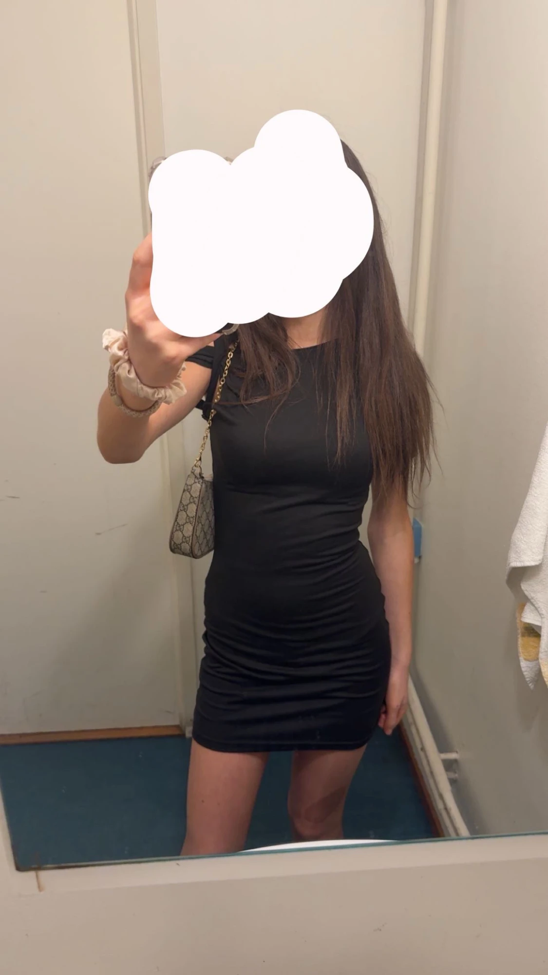 Svart tight kortklänning oneshoulder