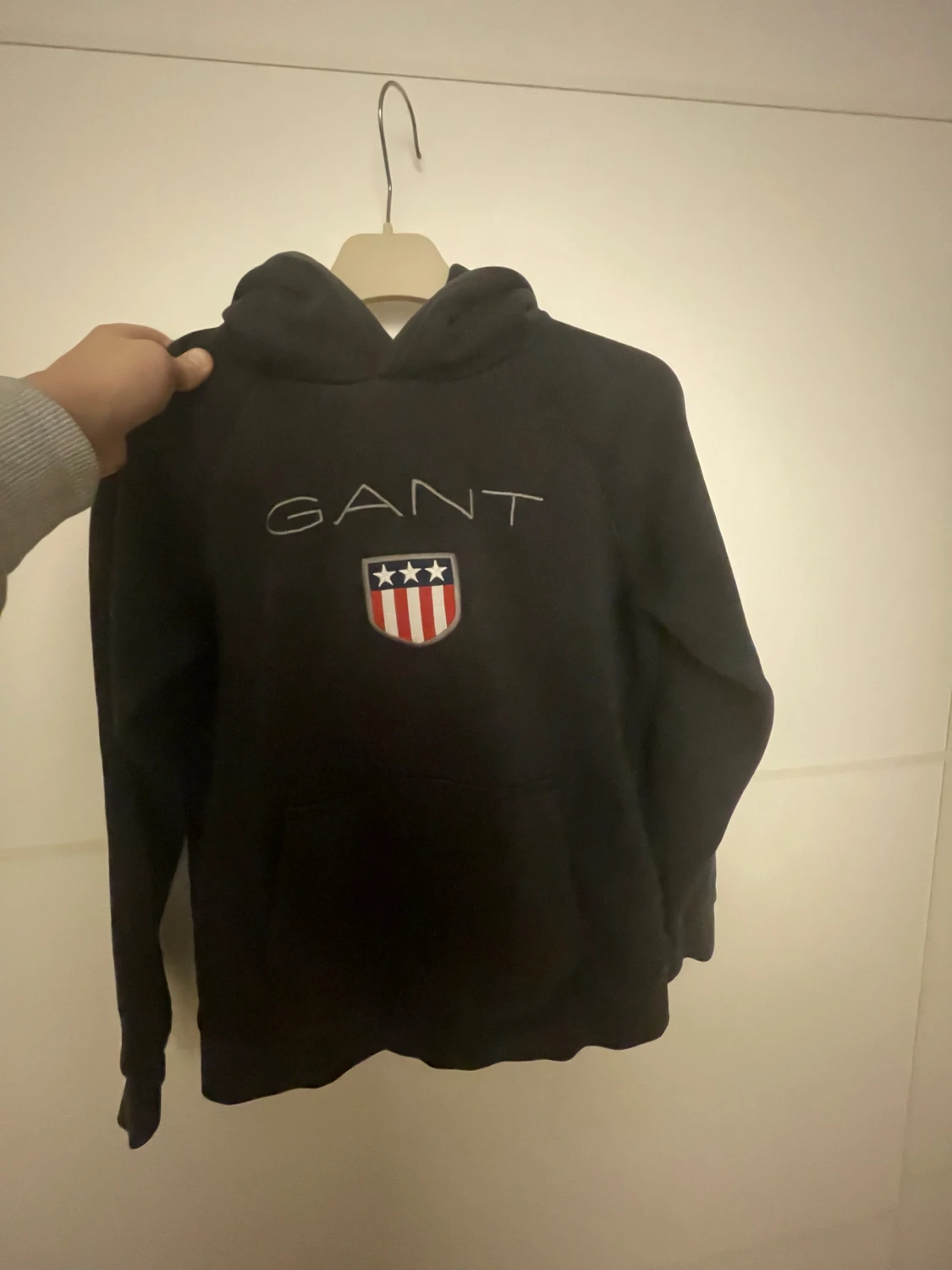 Svart hoodie från GANT med tryck