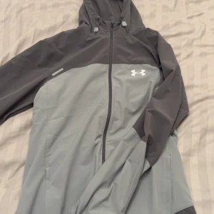 Under armour regnjacka  - Nytt skick