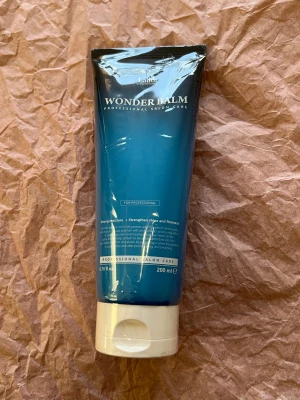 Lador Wonder Balm  - Lador Wonder Balm! Helt ny! Plasten är fortfarande kvar. Perfekt julklapp! Nypris är 299kr "En djupvårdande och stärkande hårbehandling som bidrar till att stärka håret och ge naturlig glans. Produkten bidrar även till att vårda hårbotten och motverka frissighet." Har väldigt bra recensioner!