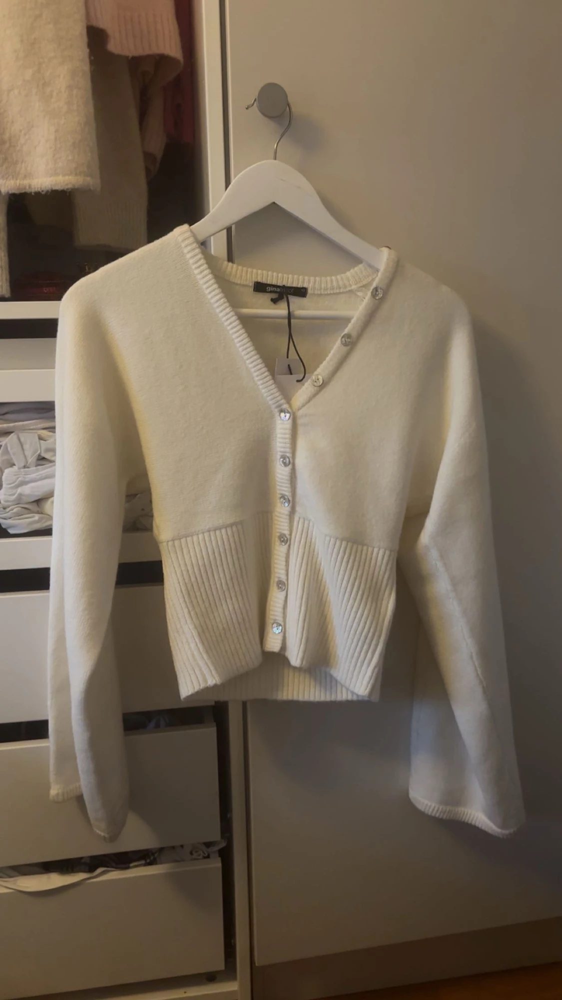 Stickad tröja med indragen midja från ginatricot - 1