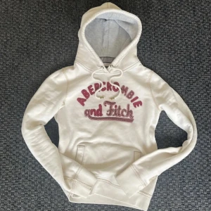 Abercrombie & Fitch 2000s hoodie - Obs inte mina bilder cred till @Filip Lundmark.                                                    Säljer nu denna sjukt snygga hoodie från Abercrombie and Fitch i storlek M. Tröjan är i mycket bra skick och har den perfekta vintage känslan 🙌😁 Liten fläck som säkert går bort i tvätten på bild 5😁Tillverkas ej längre och är väldigt eftertraktad! Skriv vid funderingar📲