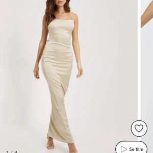 Balklänning  - Säljer min gamla balklänning💕Köpte för 899kr (modellen heter ”Favorite Detail Dress)😚