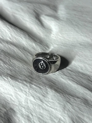 Magic 8 Ball Ring - Justerbar