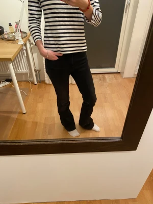 Jeans Only - Säljer ett par svarta jeans från ONLY med bootcut-modell. Jeansen har normal passform och är tillverkade i klassiskt denimtyg. Snyggt svarta och perfekta för dig som gillar en tidlös look med lite utsvängda ben.