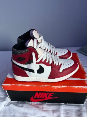 Jordan 1 lost and found  - Säljer ett par Nike Air Jordan 1 lost and found. Oanvända och i samma skick som när jag köpte dom. Köpare står för frakt. Kan skicka fler bilder på skorna om du är intresserad! 