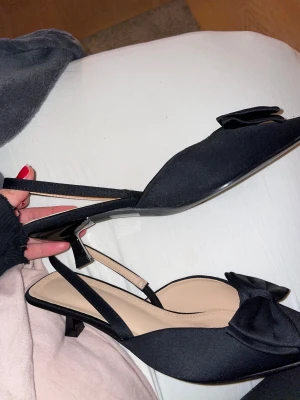 Svarta klackar  - Svarta helt oanvända klackar med korsett 