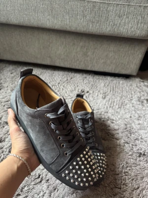 Gråa Louboutin sneakers med nitar - 9/10 skick | Använda fåtal gånger | strl 43 | Dustbag & Påse med extra nitar medkommer |