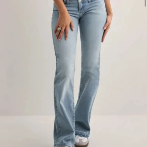 Bootcut ljusblå jeans med fransad kant - Säljer ett par snygga bootcut jeans i ljusblå tvätt med fransad kant upptill från Nelly. Stl 36, passar mig i längden perfekt (173cm). Säljs då de inte kommer till användning. Använda 2-3 ggr, tvättade en gång. Fler bilder kan fås om så önskas 💕Första 3 bilderna är lånade. 350 kr + frakt. Köparen står för frakten, jag står inte för postens slarv💕 