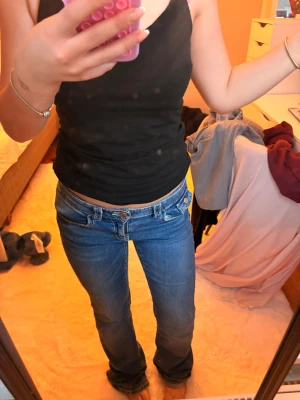 Blå bootcut jenas från Gina Young  - Blå jeans från Gina Tricot Young i storlek 164: Säljer dem eftersom de inte längre används. De är i bra skick förutom lite slitage längst ner på benen. Midjan går även att justera. Pris kan diskuteras och ifall man har frågor eller några funderingar så är det bara att skiva/ mvh Amanda ❣️