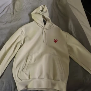 Cdg tröja - Fin cdg tröja som inte används 7-10 skick Storlek L men funkar på M 