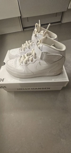 Nike skor - Jätte snygga skor i utmärkt skick. Finns ett litet tecken av användning som man kan se på bilden. Pris går att diskuteras