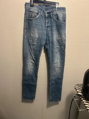 Ljusblåa jeans från dondup  - Säljer ett par ljusblå jeans från dondup i modellen George dem e i bra skick och i strl 32
