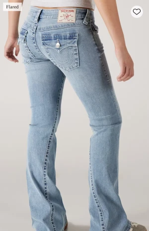 True Religion ljusblå Lågmidjade  -  Låg midja i jeans original pris 1300 kr. Säljer billigt då jag sparar till julklappar  dom är uppsydda!!!!