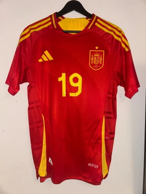 Spanien Lamine Yamal matchtröja Adidas - Säljer en Spanien hemma fotbollströja från, nummer 19 och Lamine Yamal på ryggen. Perfekt för dig som älskar fotboll och landslaget. Skriv gärna vid fundering
