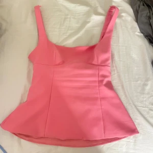 Zara topp!  - En super fin sommar topp ifårn Zara. Super bra skick och säljs pågrund av att den inte används mer bara, hör av er om fler frågor.