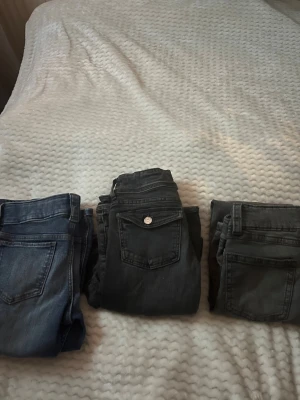 Tre jeans , gina tricot och Hm  - Säljer alla dessa tre jeans, dom gråa jeansen och dom svarta är från Gina tricot, dom blåa från H&M, dom från Gina tricot är i storlek 152, dom blåa är i storlek 158, alla är bootcut och lowaist , kan sälja alla dom för 150 kr.