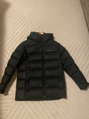 Svart dunjacka från Sail Racing - Svart dunjacka från Sail Racing. Den har en skada på armen.priset kan diskuteras 