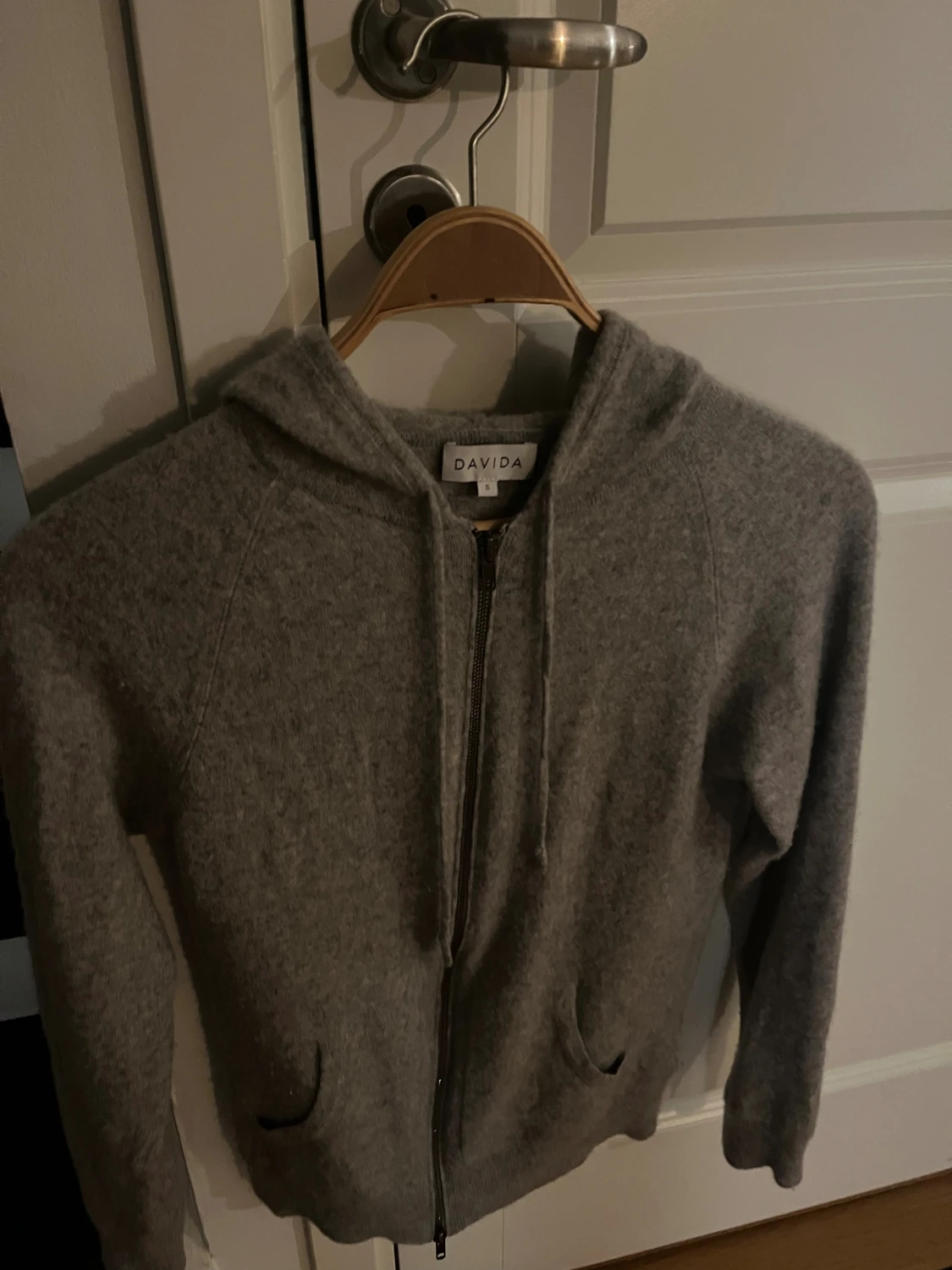 Grå hoodie i kashmir från Davida