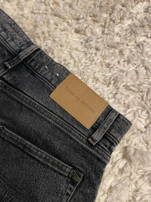 NYA Tiger of Sweden Jeans - Nya stilrena jeans ifrån Tiger of Sweden - Skick: 9.5/10 - Storlek: W31 L32 - Mitt pris: 299kr - DM vid frågor & funderingar! 🙌🏻