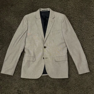 Grå kavaj slimfit  - Riktigt fet kavaj med helt perfekt passform. Kavajen är slimfit. Passar S/M